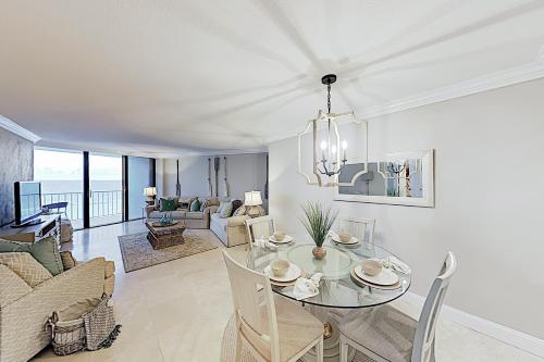 Chic High-Rise with Gulf Views Pool & Hot Tub condo - image 2