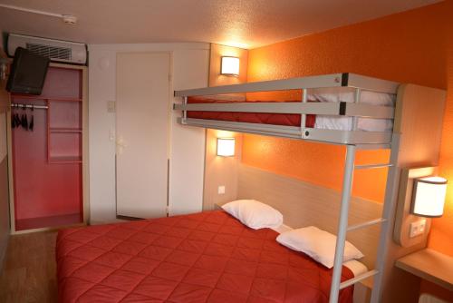 Triple Room (1 Double Bed + 1 Single Bed)