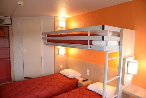 3 twin beds