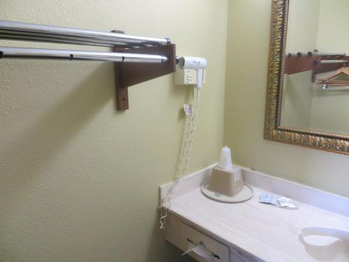 La Grange Executive Inn and Suites - image 7