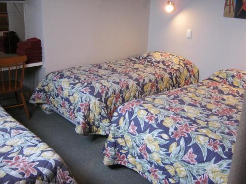 2 bedrooms, 7 beds