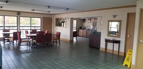 Super 8 by Wyndham Ruther Glen Kings Dominion Area in Ruther Glen, USA