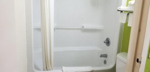 Super 8 by Wyndham Ruther Glen Kings Dominion Area - image 2