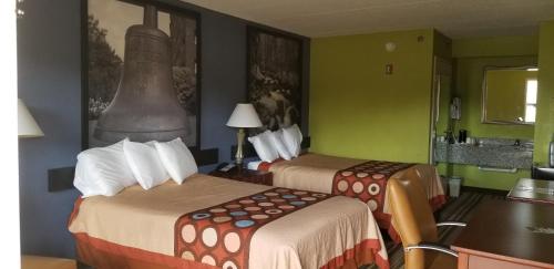 Super 8 by Wyndham Ruther Glen Kings Dominion Area in Ruther Glen, USA