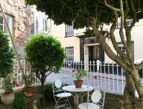Vista exterior, Fabulous Apartment in Historic House in St Aubin in Saint Aubin