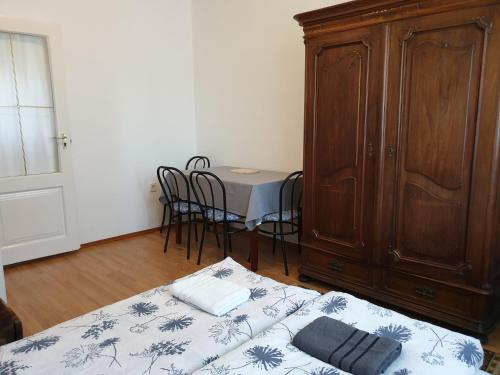 2 bedrooms, 3 beds