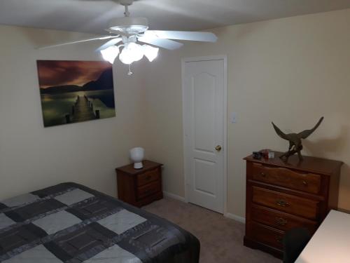 King bed room, large guest family room, Guest Office in modern spacious home in Missouri City, USA