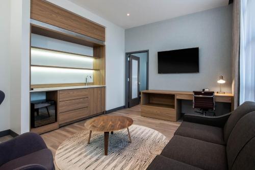 Wingate by Wyndham Long Island City - image 10