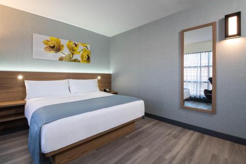 Wingate by Wyndham Long Island City - image 8