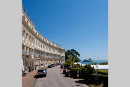 **Sunny and Bright, Thatchers Rock One bed beach front apartment***
