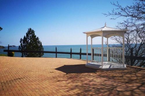 **Sunny and Bright, Thatchers Rock One bed beach front apartment***