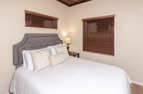 2 queen beds, 1 sofa bed