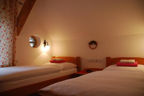 1 king bed, 2 twin beds
