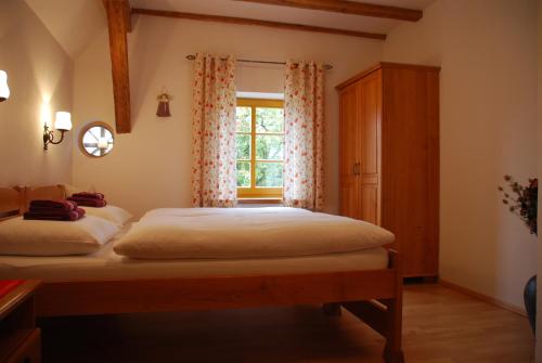 1 queen bed, 2 twin beds