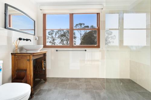 Blueberry Hills On Comleroy Farmstay - B&B and Self-Contained Cottages - 화장실