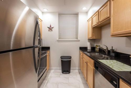 Trendy 3BR Tiffany Retreat - image 5