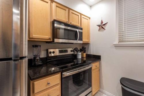 Trendy 3BR Tiffany Retreat - image 5