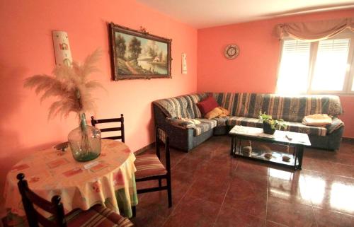  3 bedrooms house with furnished terrace and wifi at Ovinana, Pension in Oviñana