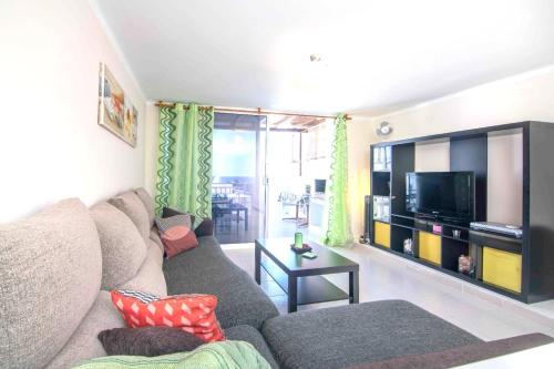 2 bedrooms house at Tias 400 m away from the beach with sea view shared pool and furnished terrace gîte à louer Puerto del Carmen