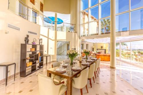 8 bedrooms villa with private pool jacuzzy and enclosed garden at Benahavis 2 km away from the beach gîte à louer Bel-Air