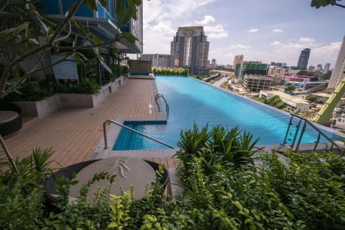 Swimming pool, Diamond Twintower Apartment Hotel 鑽石雙星酒店式公寓 in Koh Pich