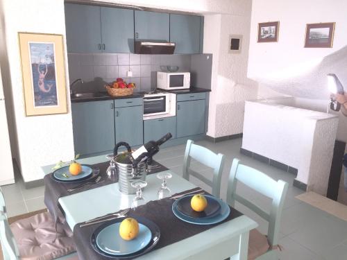 One bedroom appartement at Akrogiali 10 m away from the beach with sea view enclosed garden and wifi