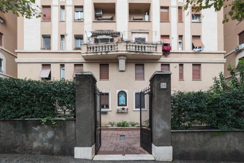 Pigneto Colourful Apartment - image 3