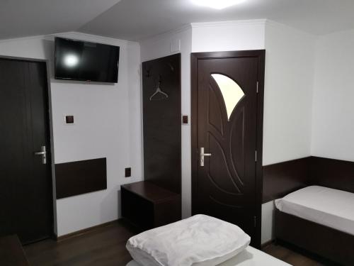 Joe Hostel - image 8