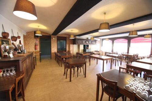Logis Hotel Restaurant Du Commerce - image 8