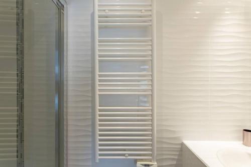 MARTINEZ HOTEL AREA: Modern 3 bedrooms w/ terrace - image 2