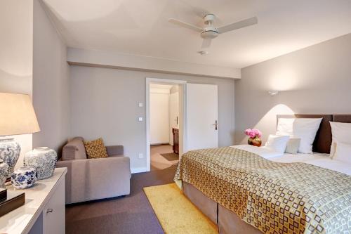 1 queen bed, 1 sofa bed
