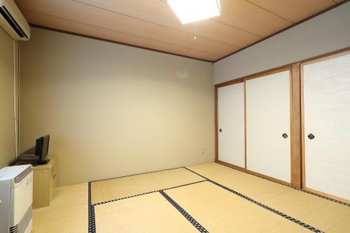 Japanese-Style Twin Room with Shared Bathroom - Smoking