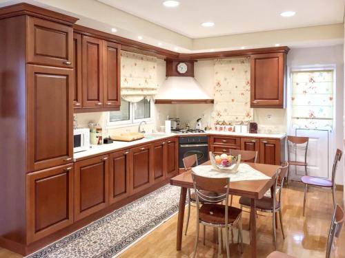 2 bedrooms house with lake view and enclosed garden at Manthirea gîte à louer Agriokerasiá