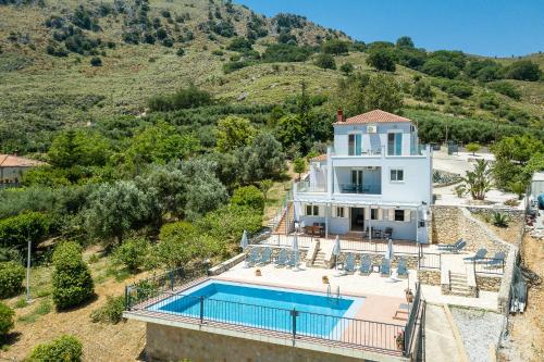  Villa Jupiter with Lake View, Private Pool and Tennis Court in Kournás