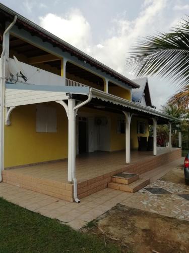 Maison de 2 chambres avec vue sur la mer jardin clos et wifi a Lamentin - Location saisonnière - Lamentin