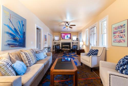 Highlands Home Walk to All image