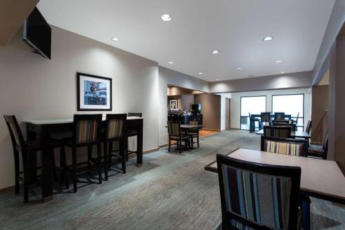 Ramada by Wyndham Glendale Heights/Lombard - image 4