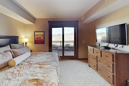 New Listing! Upscale Ski Condo at Trailhead Lodge condo - image 7