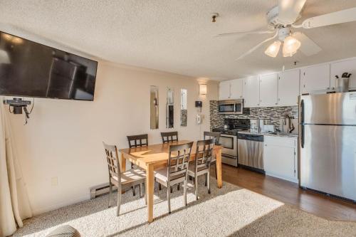 Stroll to Slopes, Village Area, Ski in-out MtLodge 333 in Snowshoe, USA