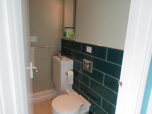 The London Inn - image 13