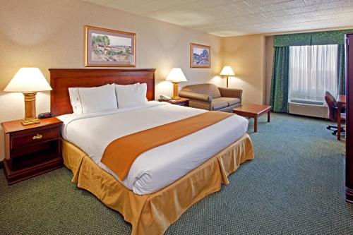 Holiday Inn Express and Suites Pittsburgh West Mifflin, an IHG Hotel