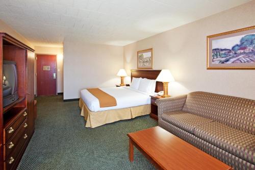 Holiday Inn Express and Suites Pittsburgh West Mifflin, an IHG Hotel