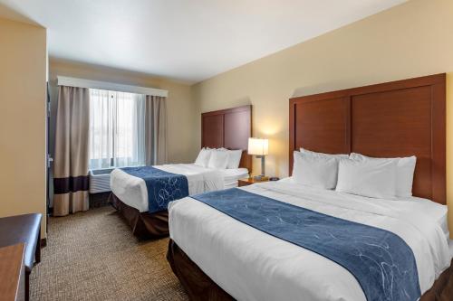 Queen Suite with Two Queen Beds and Sofa Bed - Non-Smoking image 9