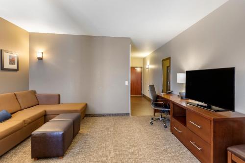 Queen Suite with Two Queen Beds and Sofa Bed - Non-Smoking image 7