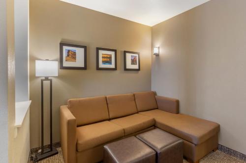 Queen Suite with Two Queen Beds and Sofa Bed - Non-Smoking image 2