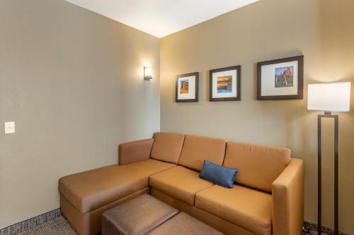 Queen Suite with Two Queen Beds and Sofa Bed - Non-Smoking image 1