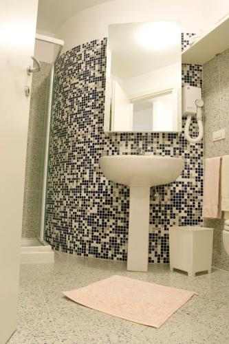 Triple Room with Balcony image 10