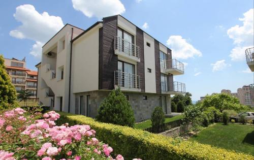Seaside Garden Apartment with 2 BR for up to 5 pax, 