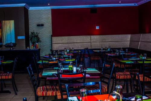 Ресторан, Coyotes Hotel & Conference Centre in Нельспруйт