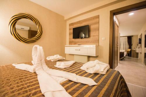 1 queen bed, 2 twin beds